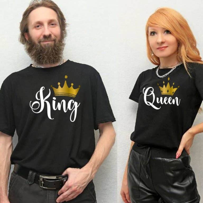 Un couple portant des t-shirts noirs pour les couples king & queen