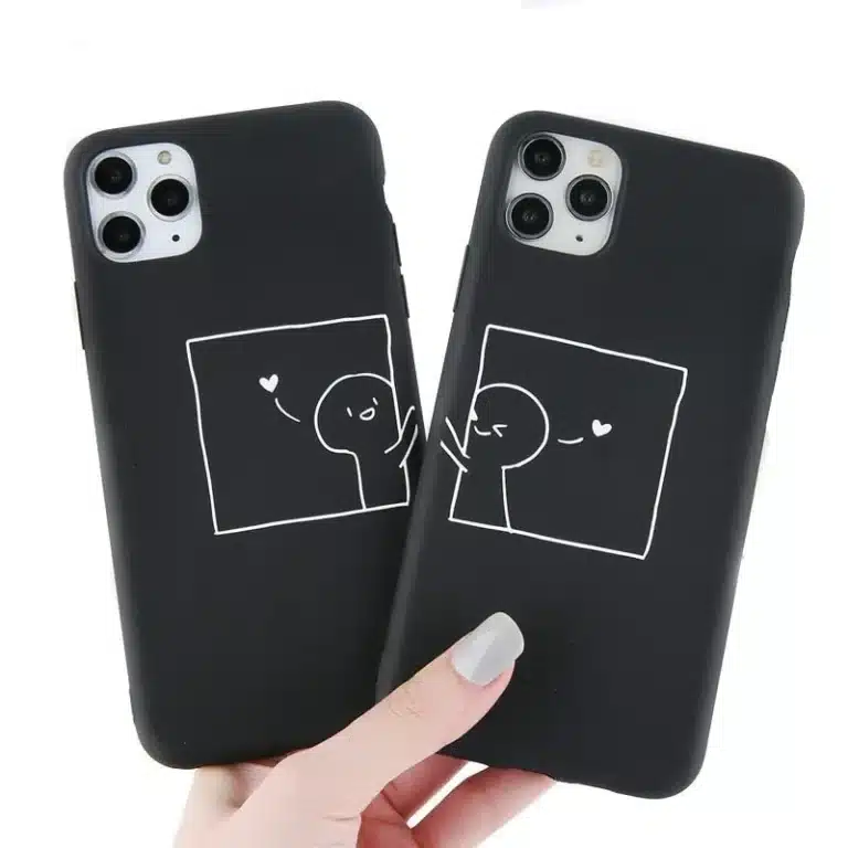 Mignonne coque IPhone de couple devant un fond blanc