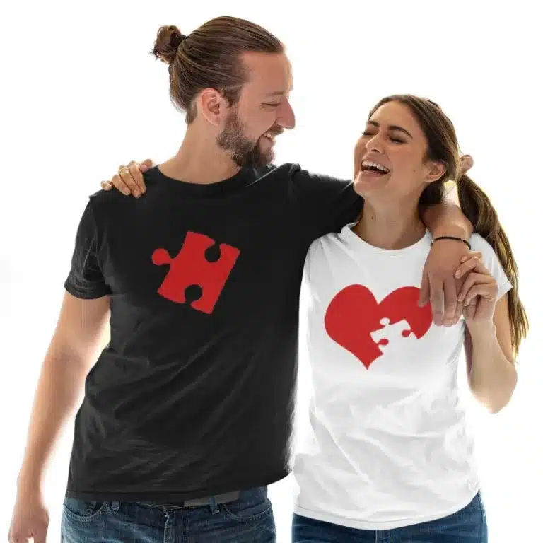 t-shirts à motifs de puzzle pour couple portés par un couple