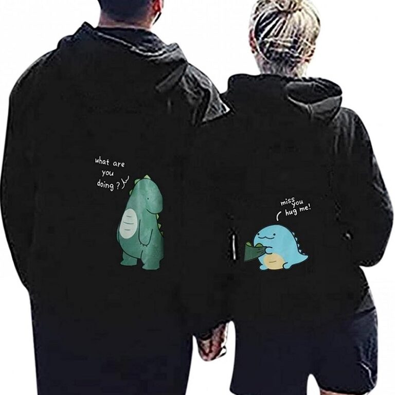 Sweat à capuche pour couple noir à capuche avec dessin de dinosaure sur un couple