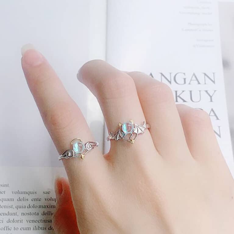 Ensemble bague spécial pour couple porte par une main