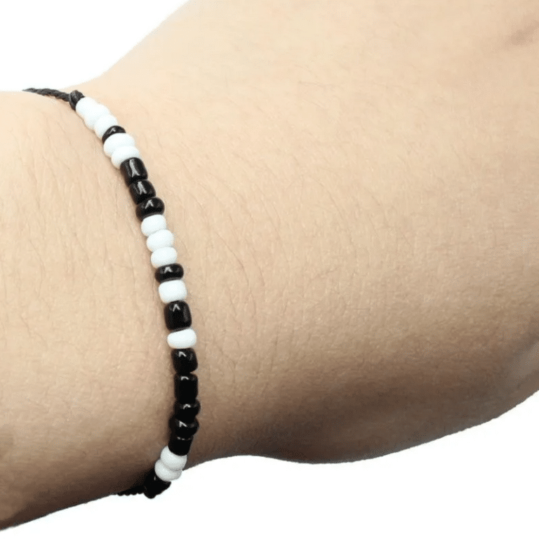 Un bracelets blanc et noir morse "I love you" pour amoureux porté sur une main