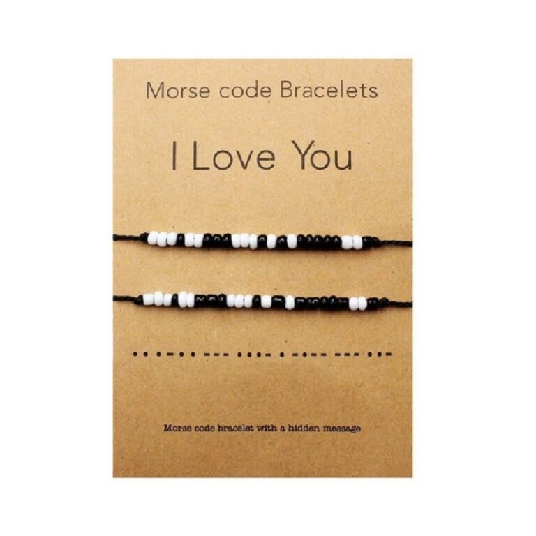 Des bracelets blanc et noir morse "I love you" pour amoureux sur une carte