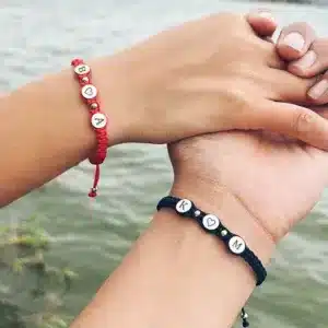 Des bracelets tissés avec initiales à lettres pour couple porté par un couple