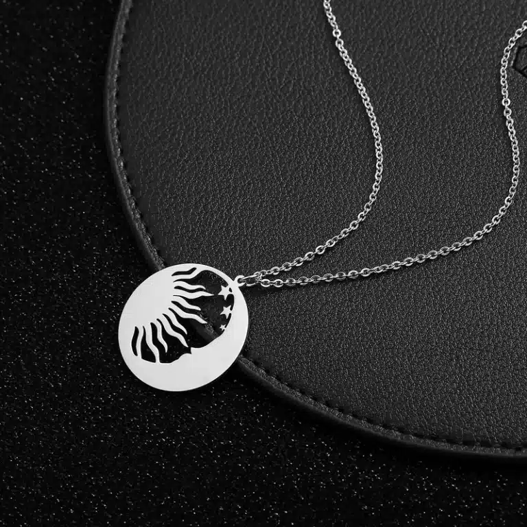 Bracelet lune soleil rond en acier inoxydable dans un fond noir