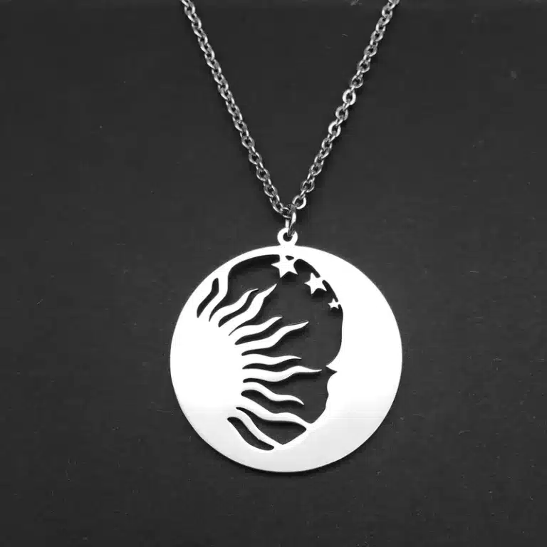 Bracelet lune soleil rond en acier inoxydable dans un fond noir