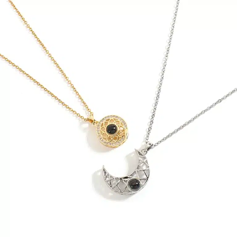 Collier lune soleil pour couple en or et argent dans un fond blanc