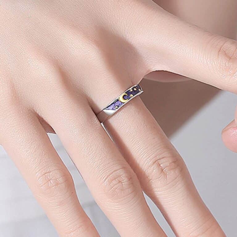 Une bague avec gravure de lune portée par une femme