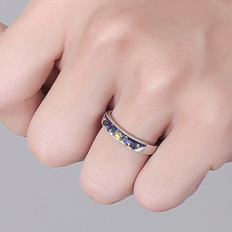 Une bague avec gravure de soleil portée par un homme