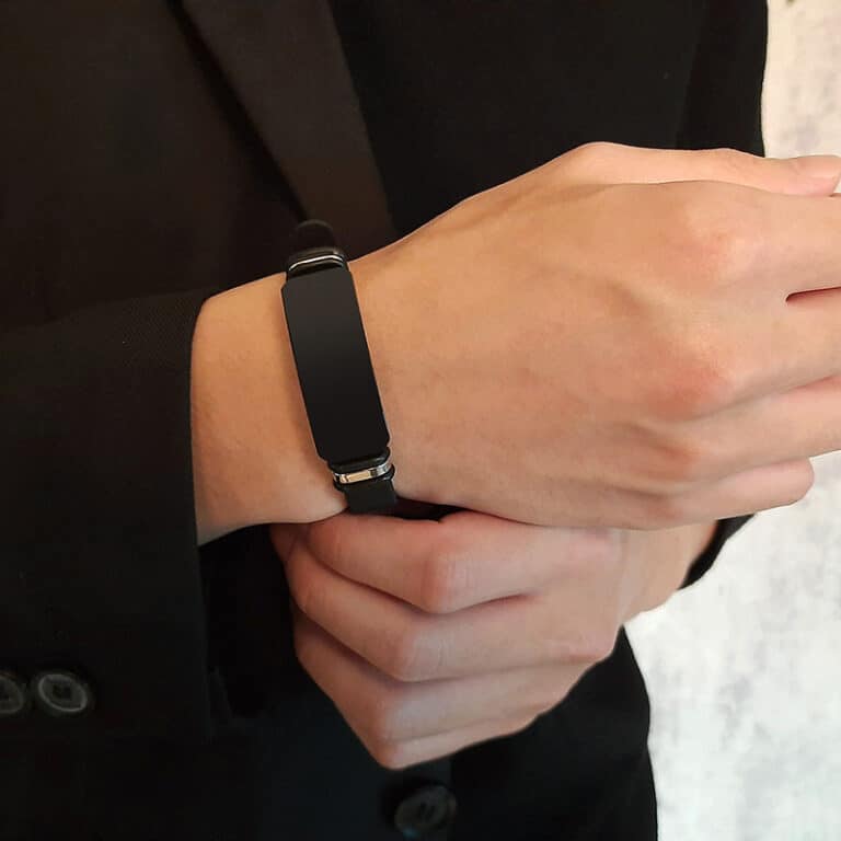 Bracelets coordonnées gps en silicone gravés personnalisés portée par un homme
