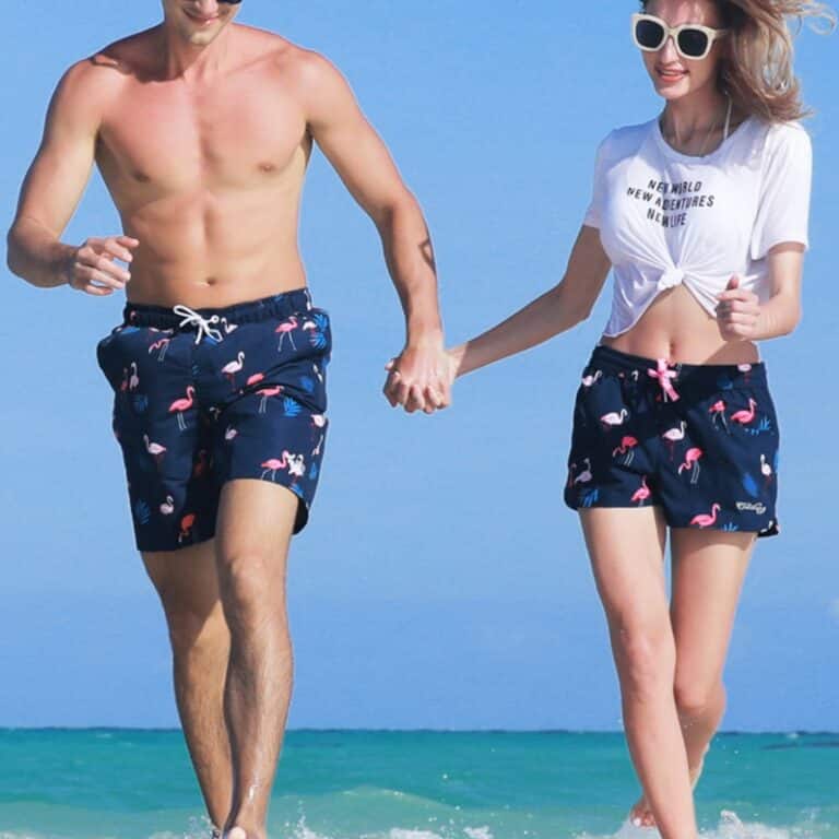 Maillot de bain assorti couple short bleu à imprimé de flamant rose sur un couple