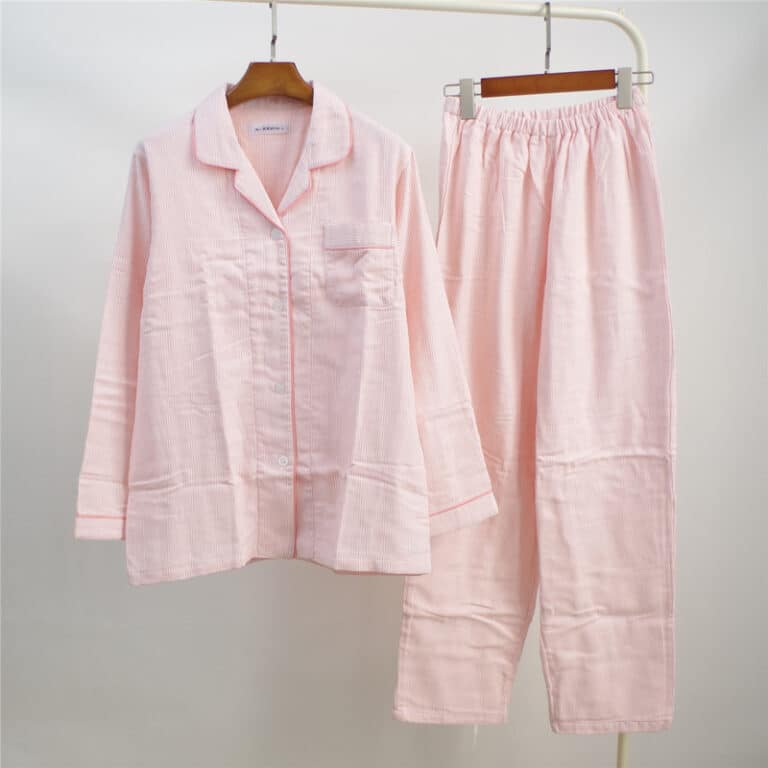 Pyjama rose pour femme sur un cintre
