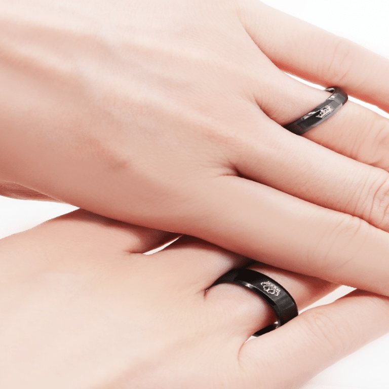 duo de bagues merveilleuses pour couple portées par deux mains