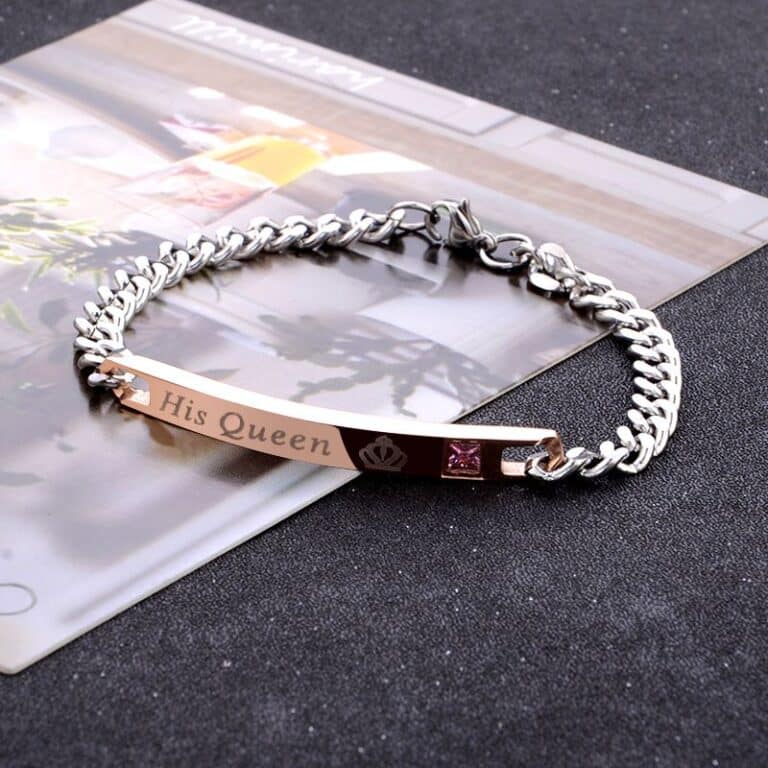 Un bracelets "His Queen" et "Her King" pour couple inséparable sur un support noir