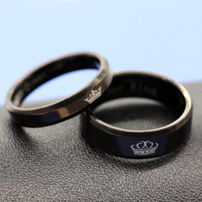 duo de bagues merveilleuses pour couple sur un fond gris