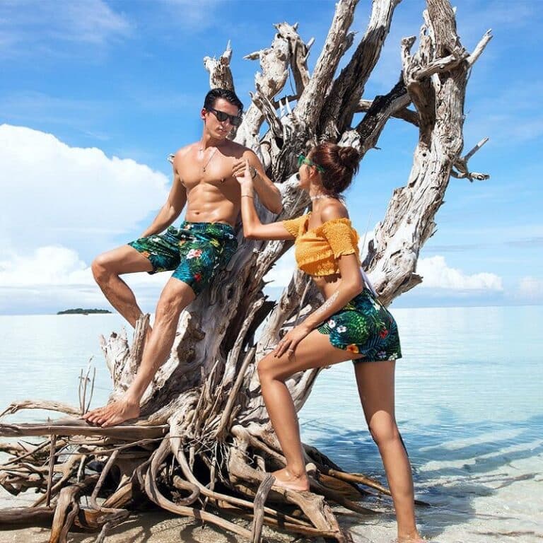 Maillot couple pour plage short fleuri vert sur un couple
