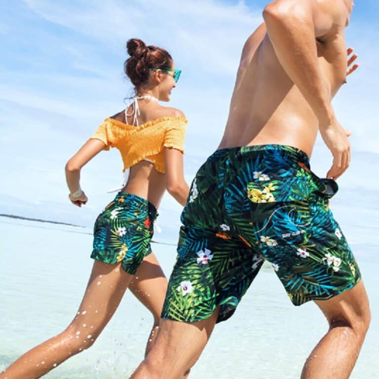 Maillot couple pour plage short fleuri vert sur un couple