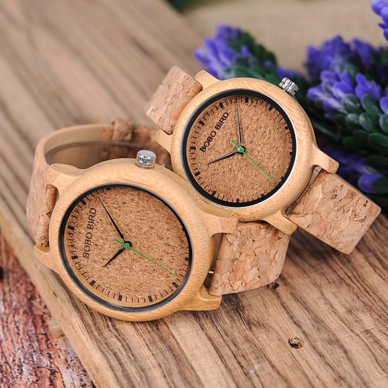 Des montres en cuir à effet de liège pour couple sur une table en bois