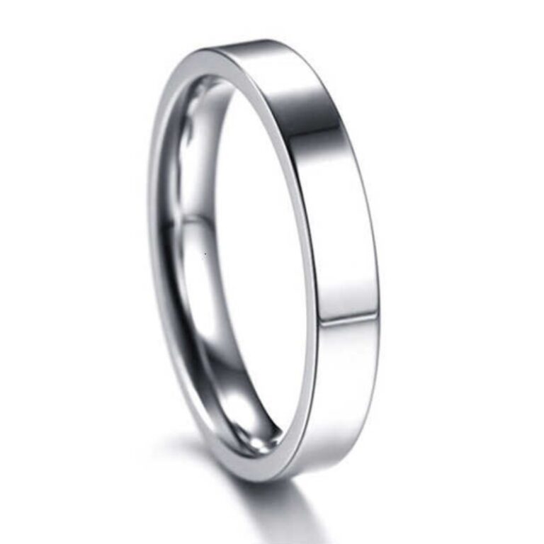 Duo de bagues argentées pour couple, celle de l'homme