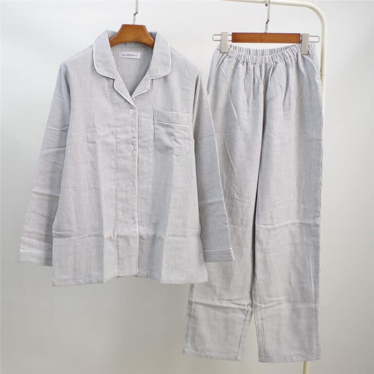 Pyjama gris pour homme sur un cintre
