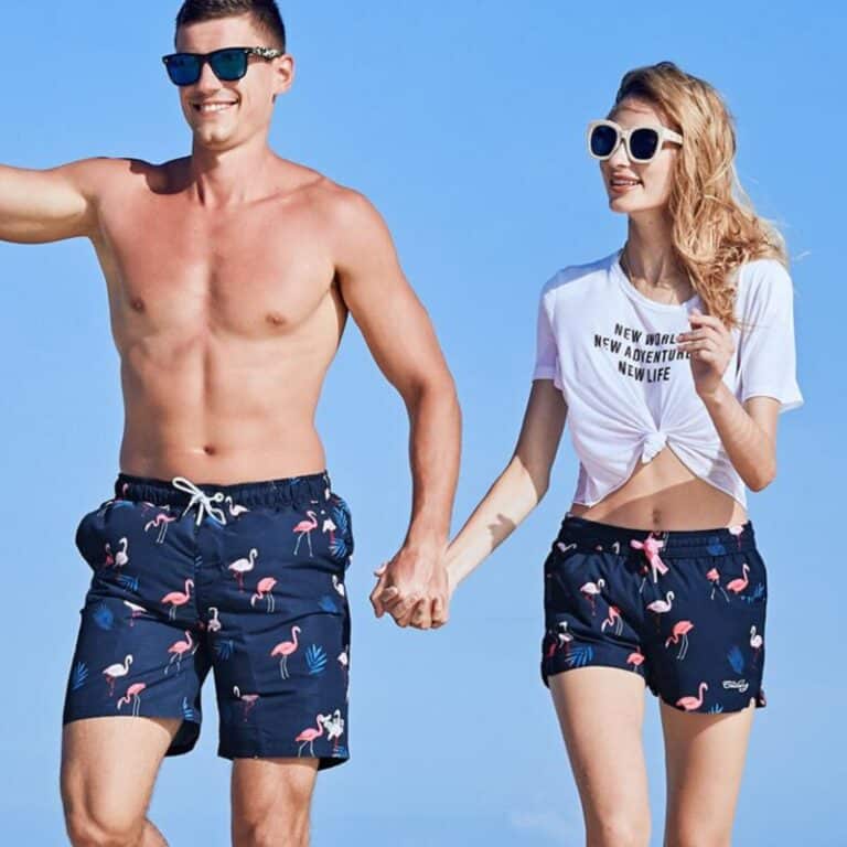 Maillot de bain assorti couple short bleu à imprimé de flamant rose sur un couple