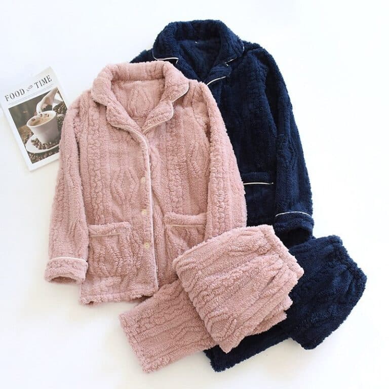 pyjama d'hiver en flanelle pour couple devant un fond blanc