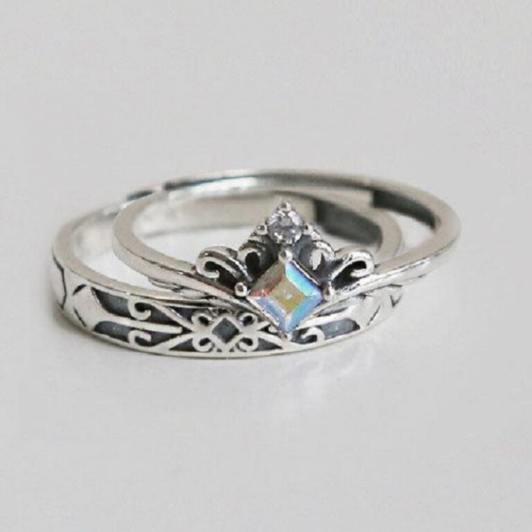 Des Ensemble de bagues vintages et royales pour couple sur un fond gris