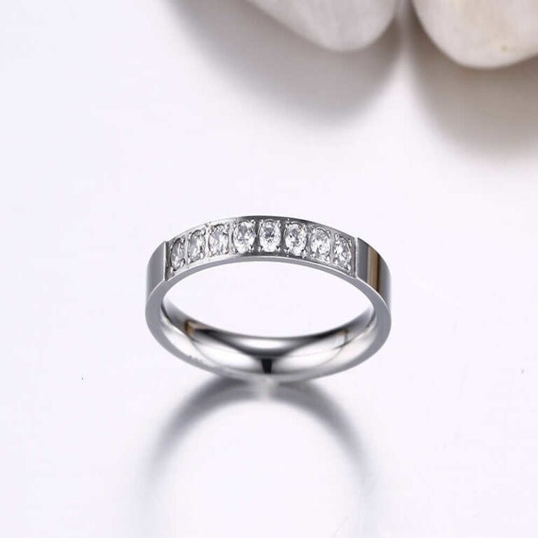 Duo de bagues argentées pour couple, celle de la femme