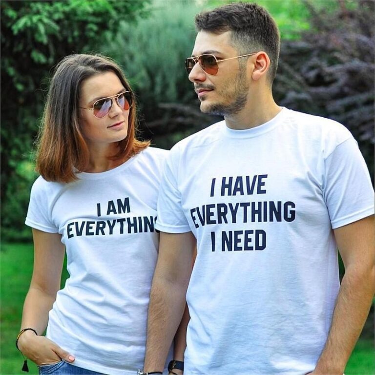 Un couple portant des t-shirts blancs avec texte romantique pour mariage de couple