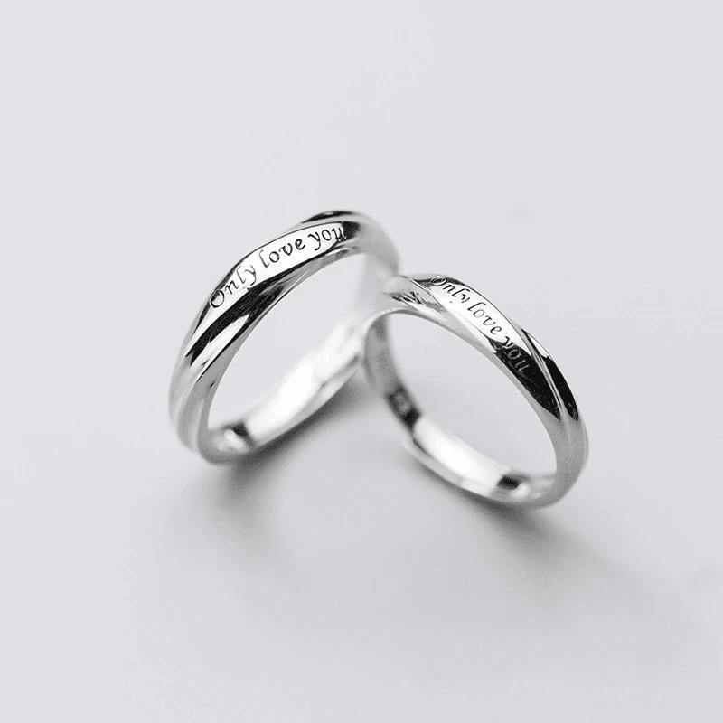 Ensemble de Bagues avec Lettres Sculptées pour Couple Ensemble de bagues avec lettres sculptées pour couple sur un fond blanc