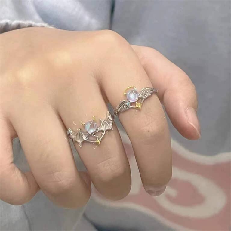 Ensemble bague spécial pour couple porte par une main