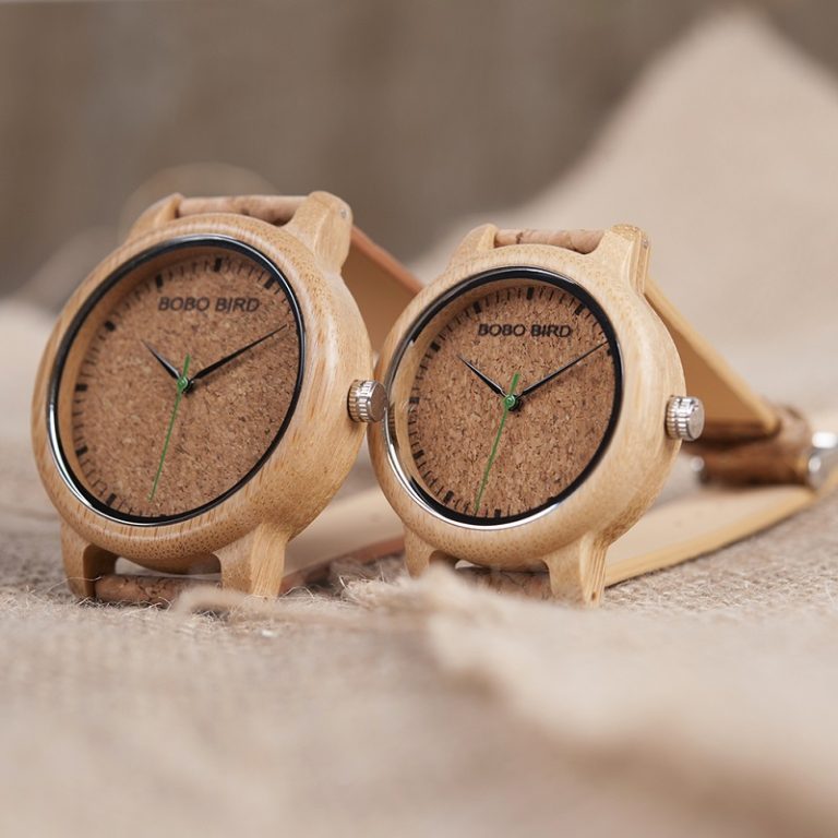 Des montres en cuir à effet de liège pour couple sur un support en toile