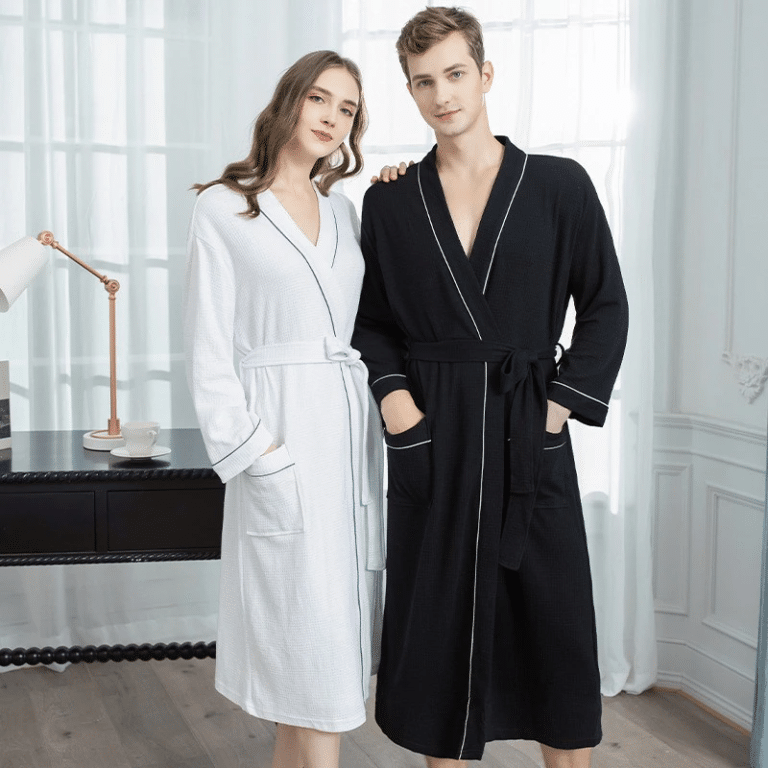Peignoirs de nuit blanc et noir pour les couples