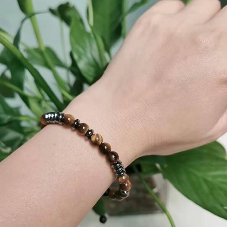 Bracelet en morse en pierre d'œil de tigre pour homme sur une main
