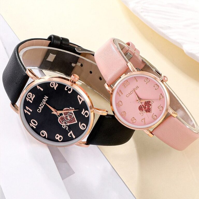 montres en noir et rose de cuir pour couple dans un fond beige