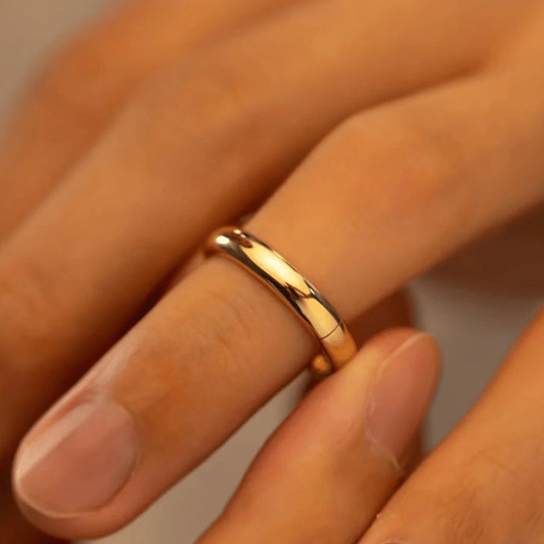 Bague de promesse pour un couple séduisant porté par une main