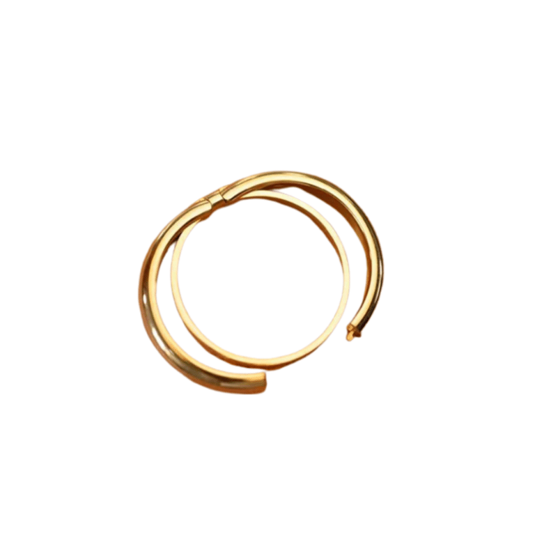 Bague de promesse pour un couple séduisant sur un fond blanc