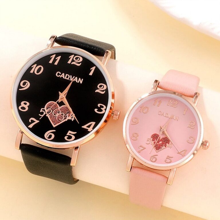 montres en noir et rose de cuir pour couple dans un fond rose