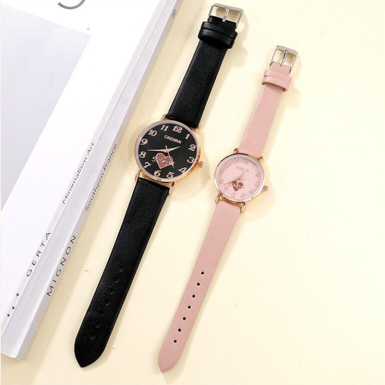 montres en noir et rose de cuir pour couple dans un fond beige