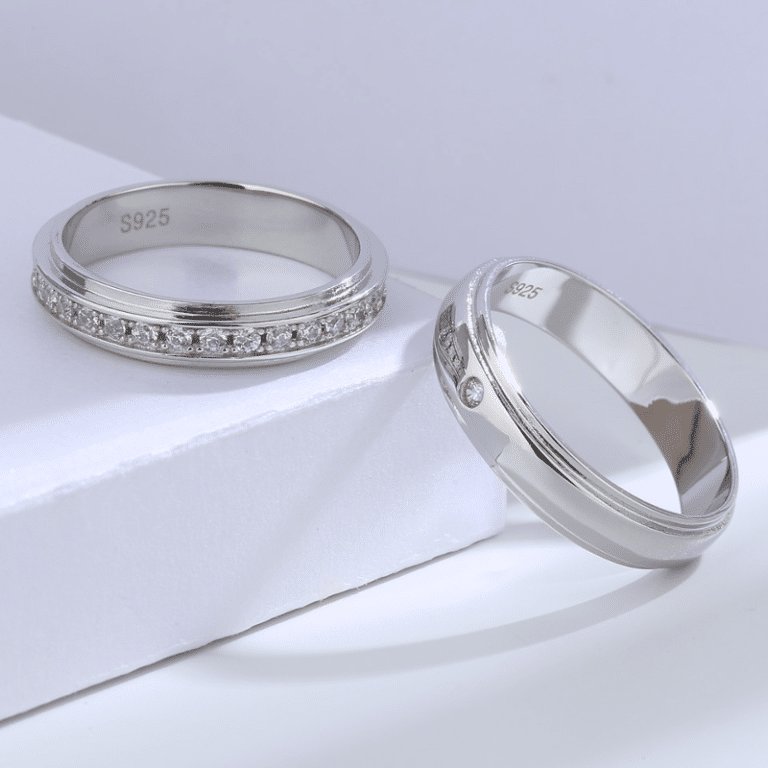 Duo de bagues complémentaires fascinantes pour couple sur un fond blanc