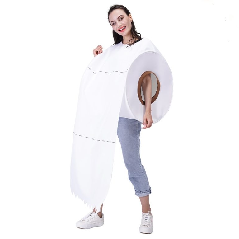 Une femme portant un déguisement de rouleau de papier toilette pour couple