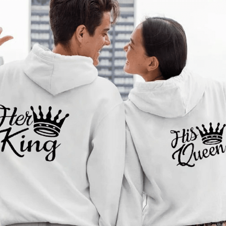 Sweat blanc pour les couples "Her King" et "His Queen" porté par un couple devant un arrière plan blanc.