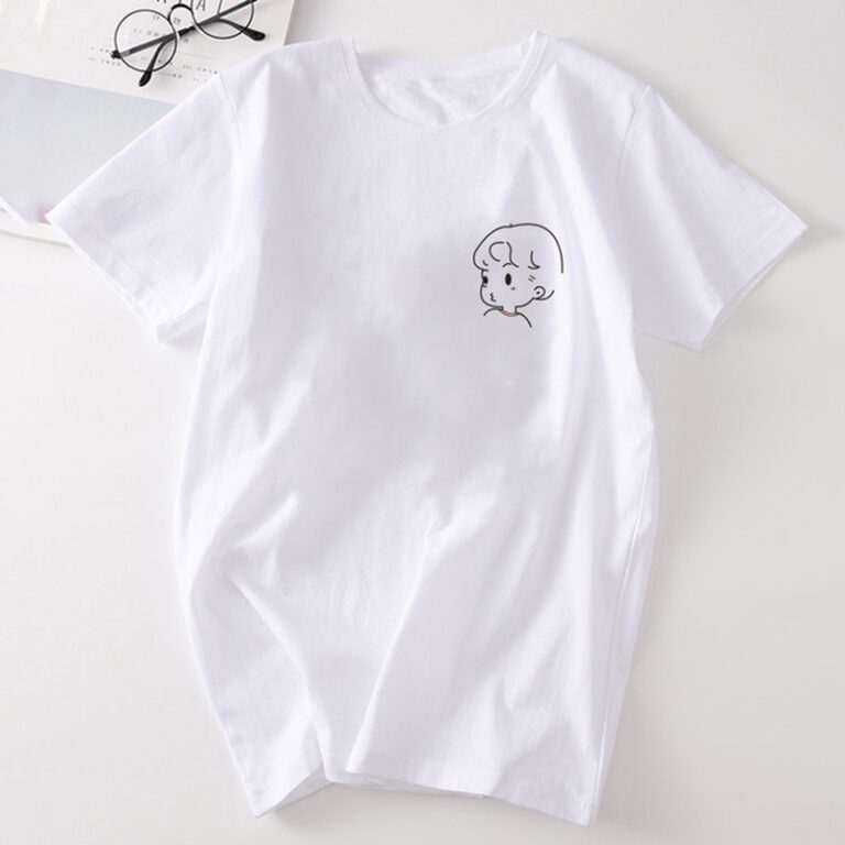 T-shirt couple blanc à imprimé dans un fond blanc