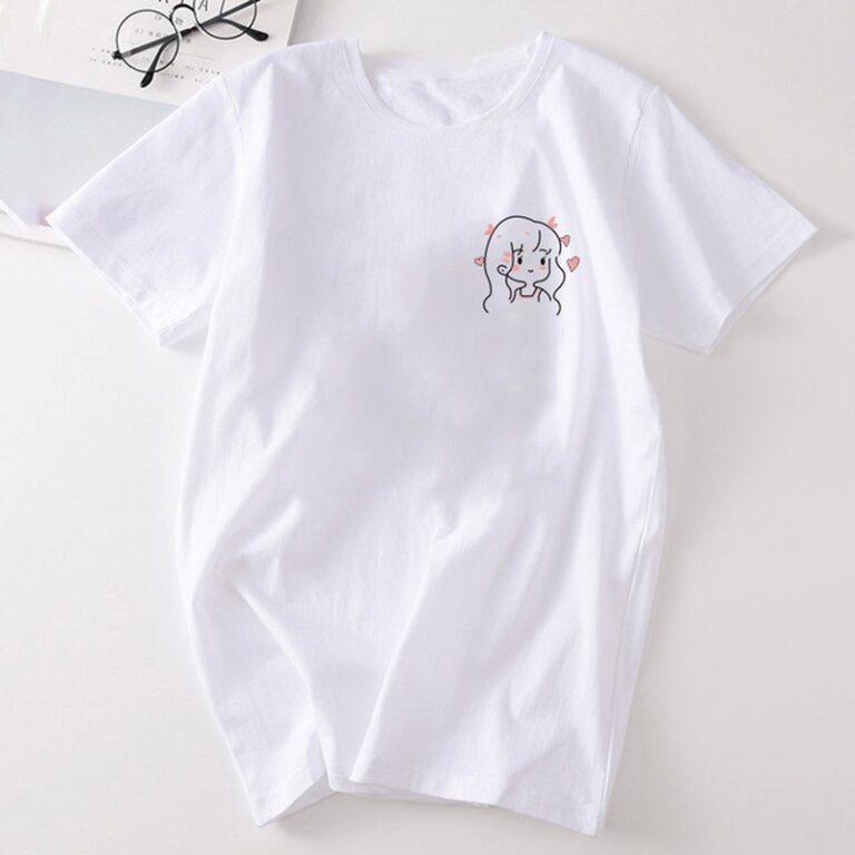 T-shirt couple blanc à imprimé dans un fond blanc