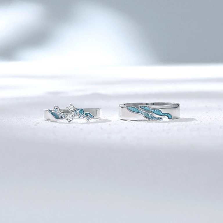 Ensemble bague en cristal classiques pour couple devant un arrière plan blanc