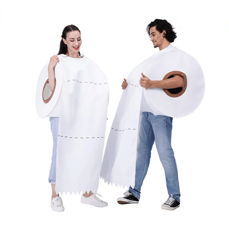 Un couple portant des déguisement de rouleau de papier toilette pour couple