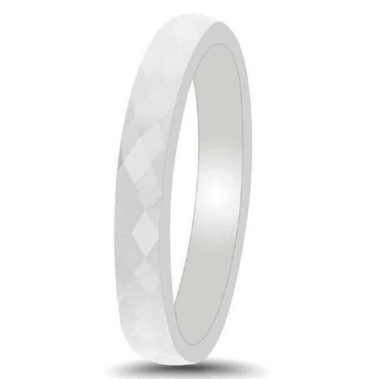 Bague blanche pour femme sur fond blanc
