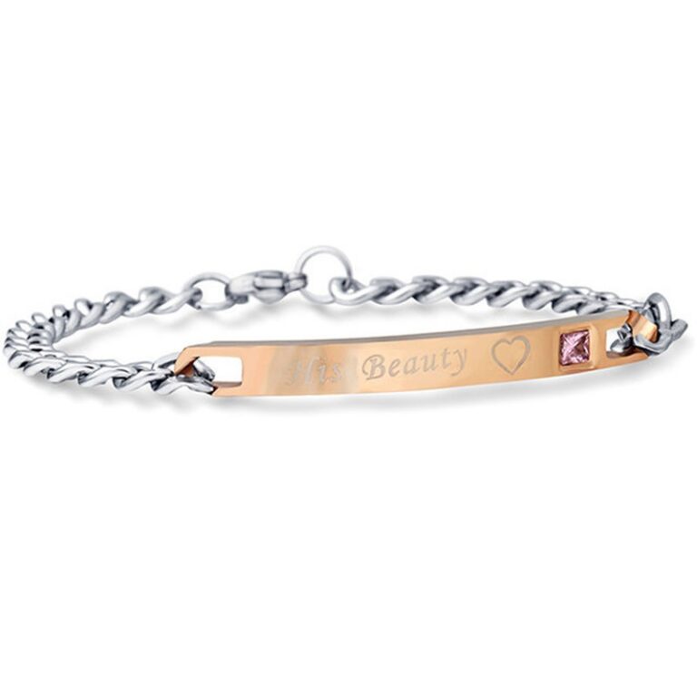 bracelets à distance en acier inoxydable de couple dans un fond blanc