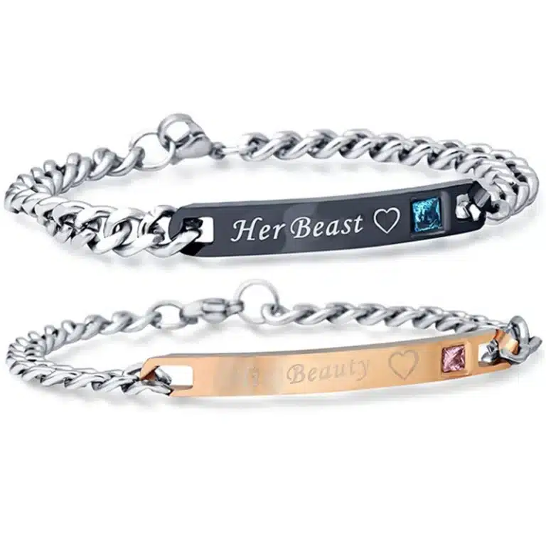 bracelets à distance en acier inoxydable de couple dans un fond blanc