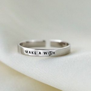 Bague pour couple intégral devant un arrière plan blanc